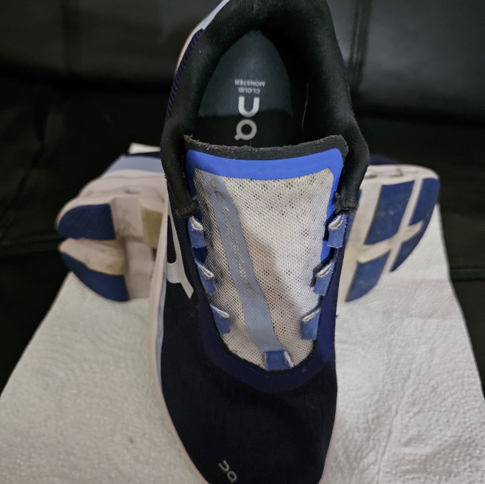 On sneakers - Picture 7 of 9